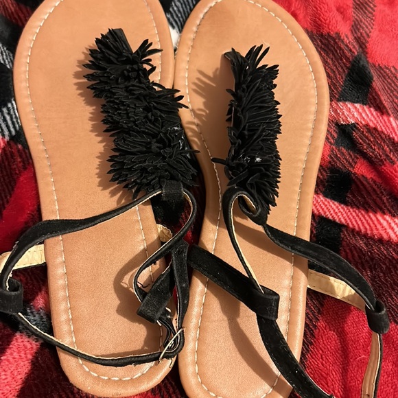 Black and tan frilly sandals: Size 8 - Picture 3 of 3